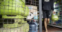 Warga membawa dua tabung gas elpiji 3 Kg yang dibelinya dari warung kelontong di kawasan Palmerah, Jakarta Barat. (Sumber: Poskota/Bilal Nugraha Ginanjar)