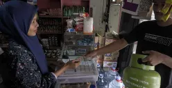 Ilustrasi warga kesulitan mencari gas 3 kilogram di daerah Kabupaten Bandung karena langka. (Sumber: Poskota/Bilal Nugraha Ginanjar)