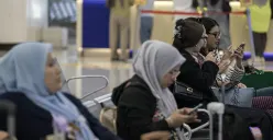 Calon penumpang menunggu kedatangan kereta cepat Whoosh di peron Stasiun Whoosh Halim, Jakarta Timur, Sabtu, 1 Februari 2025. (Sumber: Poskota/Bilal Nugraha Ginanjar)