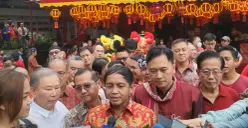 Menteri Kehutanan, Raja Juli Antoni saat melihat Wihara Amurva Bhumi di Jakarta Selatan, Sabtu, 1 Februari 2025. (Sumber: Poskota/Pandi Ramedhan)