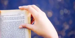 Ilustrasi membaca novel dibayar imbalan berupa saldo dana gratis. (Sumber: Unsplash/Prasanna Kumar)