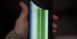 Layar HP kamu bergaris atau berbayang? Tenang, nggak perlu langsung ganti LCD! Ada trik mudah yang bisa kamu coba sendiri di rumah. (Sumber: Croma)