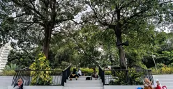 Sejumlah warga mengsi aktivitasnya sambil menikmati suasana Ruang Terbuka Hijau (RTH) di Taman Lapangan Banteng, Jakarta, Senin, 3 Februari 2025. (Sumber: Poskota/Bilal Nugraha Ginanjar)