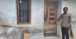 Seorang warga menunjukkan lokasi rumah Sunardi di Cibarusah, Kabupaten Bekasi, Rabu, 5 Februari 2025. (Sumber: Poskota/Ihsan Fahmi)