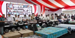 Menkeu Sri Mulyani  dan Menteri Koordinator Bidang Politik dan Keamanan (Menko Polkam) Budi Gunawan dalam konferensi Pers Desk Pencegahan dan Pemberantasan Penyelundupan di Pelabuhan Tanjung Perak, Surabaya. (Sumber: Dok Instagram Menkeu Sri Mulyani)
