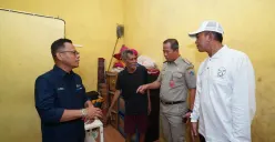 Wali Kota Jakut, Ali Maulana (kedua dari kanan) dan General Manager PLN UID Jakarta Raya, Lasiran (paling kiri) tinjau rumah warga yang dapat bantuan sanitasi di Jakarta Utara. (Sumber: Dok. PLN UID Jakarta Raya)