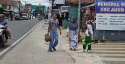 Sejumlah warga Pandeglang menenteng tabung gas melon kosong ke pangkalan terdekat di Kampung Cipacung, Saruni, Majasari, Pandeglang. (Sumber: Poskota/Samsul Fatoni)
