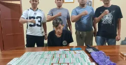 Jajaran Polsek Panimbang di Pandeglang saat mengamankan pelaku pengedar obat Tramadol. (Sumber: Dok. Polsek Panimbang)