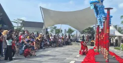 Ratusan orang memadati at Food Village, Summarecon Crown Gading, Setia Asih, Tarumajaya, Kabupaten Bekasi, untuk melihat pertunjukan Barongsai, Sabtu sore, 8 Februari 2025. (Sumber: Poskota/Ihsan Fahmi)