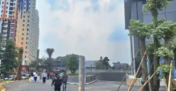 Sejumlah pengunjung tengah melintas di  salah satu area Pakuwon Mall Bekasi, Jumat, 22 November 2025. (Sumber: Poskota/Ihsan Fahmi)