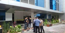 Suasana area depan ruang Biro Humas Kementerian ATR/BPN yang terbakar, Minggu, 9 Februari 2025. (Sumber: Poskota/Pandi Ramedhan)