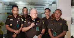 Kepala Pusat Penerangan Hukum (Kapuspenkum) Kejagung, Harli Siregar (tengah) saat konferensi pers di kawasan Kejagung, Jakarta Selatan. (Sumber: Poskota/Ali Mansur)