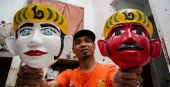 Pengrajin memotong kayu rangka boneka khas betawi 'Ondel-ondel' sekaligus memasarkannya melalui galeri Betawi Online Gallery di Setu Babakan, Jakarta Selatan, Senin, 10 Februari 2025. (Sumber: Poskoata/ Bilal Nugraha Ginanjar)