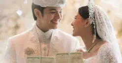 Aktor Angga Yunanda dan aktris Shenina Cinnamon pamer buku nikah. (Sumber: Instagram @Angga)