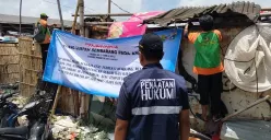 Dinas LH Jakut pasang spanduk larangan buang sampah sembarangan di kawasan Kapuk Muara, Penjaringan. (Sumber: Dok. Warga)