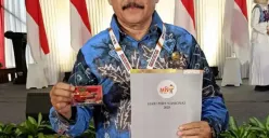 Wartawan Senior Naek Pangaribuan mendapatkan Kartu Pers Nomor Satu atau Press Card Number One (PCNO) di Hari Pers Nasional 2025 (Sumber: Dok. Pribadi)