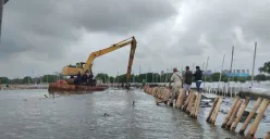 Proses pembongkaran pagar laut kampung Paljaya, Tarumajaya, Kabupaten Bekasi. Selasa, 11 Februari 2025. (Sumber: Poskota/Ihsan Fahmi)