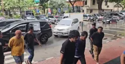 Para pelaku pemerasan yang mengaku-ngaku sebagai wartawan digelandang ke Polda Metro Jaya, Jakarta Selatan, Rabu, 12 Februari 2025. (Sumber: Poskota/Ali Mansur)