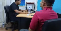 Penyidik Satresnarkoba Polres Serang memeriksa tersangka pengedar tramadol. (Sumber: Poskota/Rahmat Haryono)