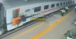 Momen penumpang KA Walahar bergelantungan di pintu kereta saat kereta tengah melaju di stasiun Cikampek. (Sumber: Tangkap Layar X/@dokiboet)