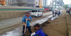 Sejumlah pekerja terlibat dalam pembersihan ruas jalan RE Martadinata, Jakut, dari debu imbas adanya proyek. (Sumber: Dok. Sudin LH Jakut)