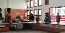 Ilustrasi - Proses penyaluran dana Bansos PKH-BPNT di kantor pos. Cek progres pencairan terkini lewat PT Pos Indonesia selengkapnya. (Sumber: Instagram/@mbak_uni)