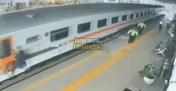 Potret saat petugas Stasiun Cikampek berusaha mencegah aksi penumpang yang bergelantungan di KA Walahar. (Sumber: Instagram/@informasicikampek)
