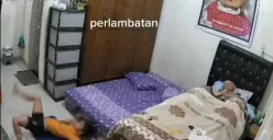 Kaki anak laki-laki ini seperti tertarik ketika menjaga opungnya. (Sumber: Instagram/awreceh)