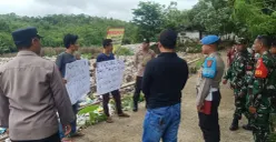 Sejumlah aktivis AMIRA Pandeglang saat melakukan aksi demo di TPA Bojongcanar di Kampung Lame Luhur, Kecamatan Cikedal. (Sumber: Poskota/Samsul Fatoni)