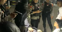 Tim Presisi Polres Metro Depok mengamankan 4 remaja yang diduga hendak tawuran. Empat bilah senjata tajam ditambah petasan berhasil diamankan. (Sumber: Dok. Presisi Samapta Polres Metro Depok)