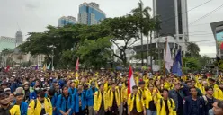 Ratusan mahasiswa melakukan aksi demostasi  bertajuk Indonesia Gelap di Patung Kuda, Jakarta Pusat. (Sumber: X/@jackjackparrr)