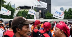 Massa Demo Hari Buruh menuntut pemerintah untuk segera mencabut UndangUndang Cipta Kerja seiring singgung soal badai PHK di Tanah Air. (Sumber: Poskota/Bilal Nugraha Ginanjar)