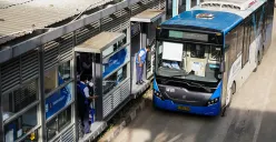 Ilustrasi cara naik Transjakarta. (Sumber: Poskota/Bilal Nugraha Ginanjar)
