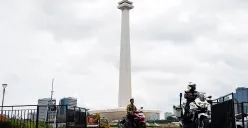 Petugas Unit Pengelola Kawasan (UPK) Monumen Nasional (Monas) berjaga di kawasan Monumen Nasional, Jakarta, Rabu, 19 Februari 2025. (Sumber: Poskota/Bilal Nugraha Ginanjar)