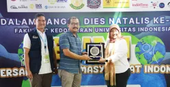 Penyerahan piagam kepada Telkom Akses diberikan secara simbolis oleh FKUI kepada GM Telkom Akses Jakarta Utara - Jakarta Barat. (Sumber: Dok. Telkom)