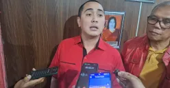 Kemeja merah, Sekretaris PDIP Kota Bekasi, Ahmad Faisyal, saat dijumpai wartawan di Bekasi Selatan, Kota Bekasi, Senin, 17 Februari 2025. (Sumber: Poskota/Ihsan Fahmi)