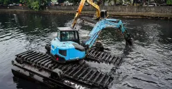 Dua eskavator mengeruk lumpur sedimentasi dari dasar Sungai Mookervaart, Jalan Daan Mogot, Jakarta Barat, Jumat, 21 Februari 2025. (Sumber: Poskota/Bilal Nugraha Ginanjar)
