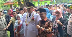 Wali Kota Bekasi terpilih periode 2025 - 2030, Tri Adhianto saat tiba di Kantor Wali Kota Bekasi, Kamis, 20 Februari 2025. (Sumber: Poskota/Ihsan Fahmi)