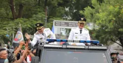 Walikota Cimahi Ngatiyana (kanan) dan Wakil Walikota Cimahi, Adhitia Yudisthira (kiri), menyapa warga usai pelantikan. (Sumber: Dok. Diskominfo Kota Cimahi)