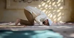 Tata cara dan niat sholat taubat. (Sumber: Pinterest)