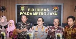 Kabid Humas Polda Metro Jaya, Kombes Ade Ary Syam Indradi memperlihatkan barang bukti kasus penyebaran konten pornografi. (Sumber: Dok Polda Metro Jaya)