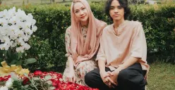 Potret BCL dan Noah saat mengunjungi makam Ashraf Sinclair. (Sumber: Instagram/@itsmebcl)