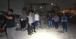 Jajaran Polsek Kelapa Gading menangani peristiwa bentrokan antar kelompok masyarakat di Jalan Raya Bekasi, Kelapa Gading, Jakarta Utara, Jumat, 21 Februari 2025. (Sumber: Dok. Polsek Kelapa Gading)