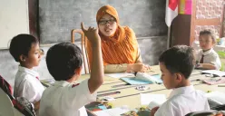 Ilustrasi guru honorer yang akan mendapat bantuan tunai serta tunjangan profesi. (Sumber: Tanoto Foundation)