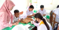 Ilustrasi seorang guru tengah membimbing sejumlah siswa dalam kegiatan ektrakurikuler. (Sumber: BBPMP Jatim)