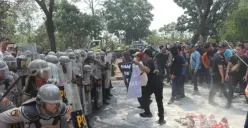 Massa aksi dan Polisi di KPU Kabupaten Tangerang saling dorong dalam simulasi pengamanan Pemilu 2024 beberapa waktu lalu. (Sumber: Poskota/Veronica Prasetio)