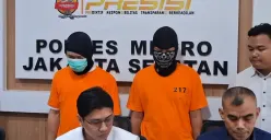 Polres Jakarta Selatan merilis dua tersangka kasus peredaran atau penjualan kosmetik kecantikan ilegal, di Polres Jakarta Selatan, Senin, 24 Februari 2025. (Sumber: Poskota/Ali Mansur)