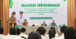 Beri motivasi ratusan peserta Pelatihan Bedas Entrepreneurship, Wabup Ali Syakieb mengungkapkan pengalaman kerjanya. (Sumber: Dok. Pemkab Bandung)