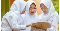 Ilustrasi. Para siswa sekolah yang sudah kembali belajar setelah libur lebaran 2025. (Sumber: Freepik)