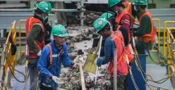 Petugas RDF Plant Rorotan, Jakarta Utara saat mengelola sampah. (Sumber: Poskota/Bilal Nugraha Ginanjar)